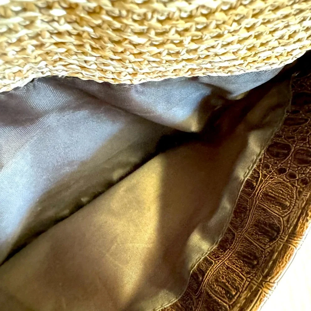 Diverso Italy straw brown bag with faux croc print.In Excellent condition.
